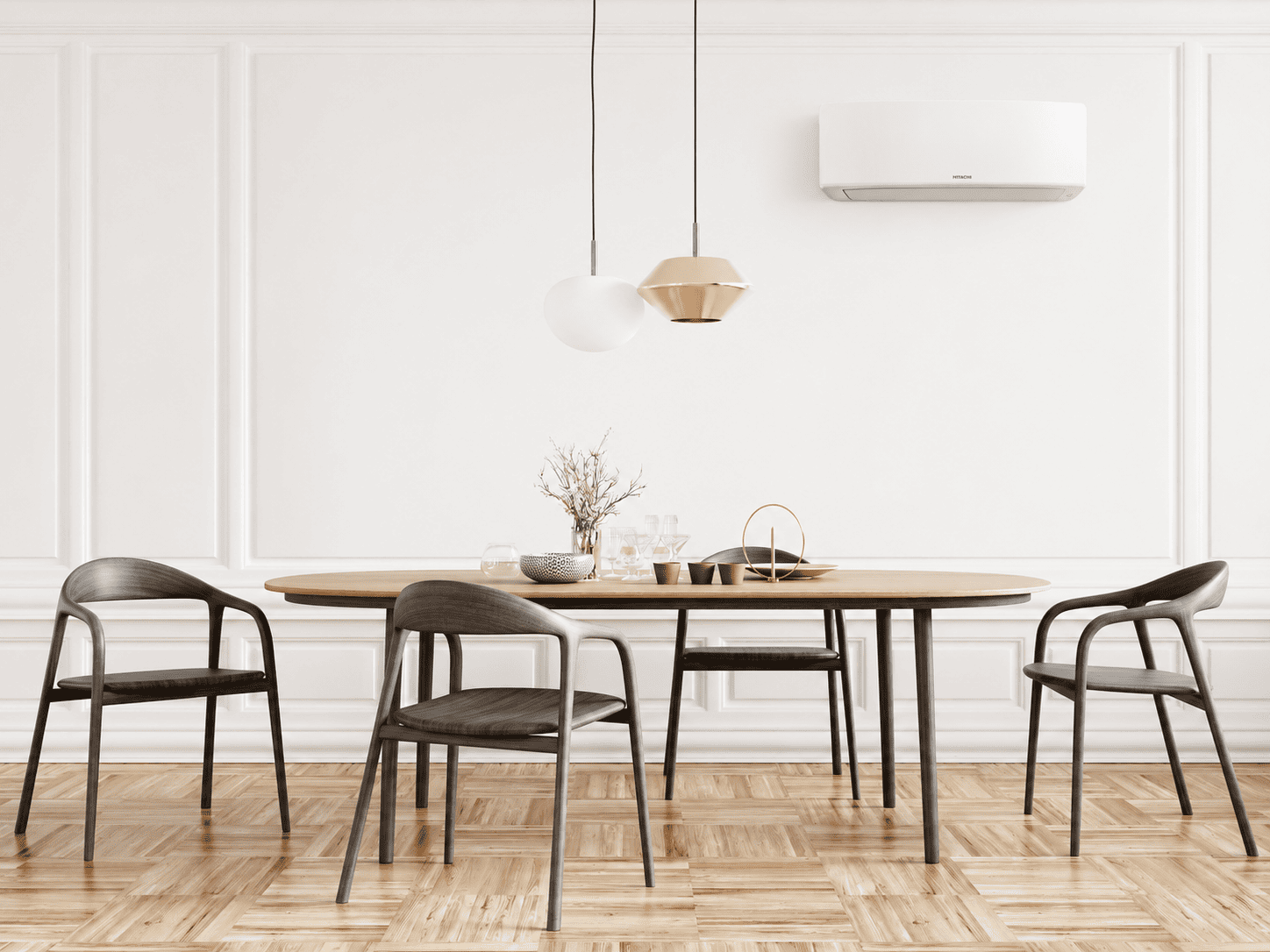 Salle à manger avec climatisation réversible split mural, exemple de monosplit installé dans une pièce de vie