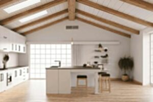 Cuisine ouverte avec grille de soufflage au plafond d’une climatisation gainable, alternative invisible au multisplit